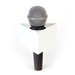 Benchmark T400225W Portalogo "Micflag" Blanco Triangular para Micrófono de mano 10,16cm x 5,70cm